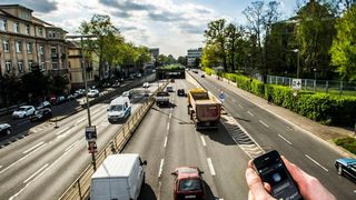 Das Forschungsprojekt SmartAQnet bringt Daten aus alten und neuen Messsystemen wie Smartphone-Sensoren zusammen, um Feinstaub in der Stadt besser zu verstehen.  (P. Langer/ KIT)