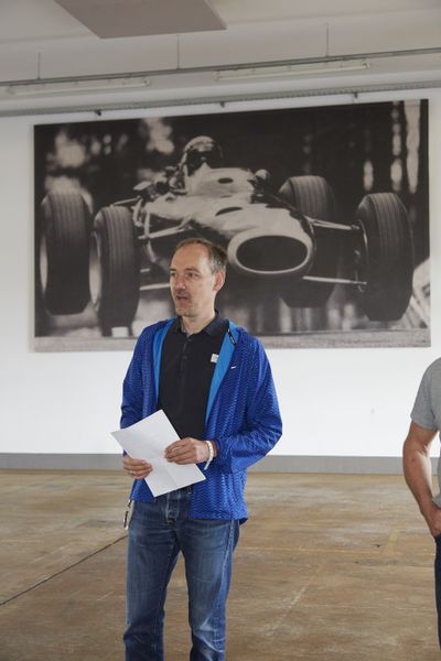 Uwe Ulbrich (Geschäftsführer Net at Work) begrüßte die Gewinner im sportiven Ambiente der Rennstrecke. (Bild: Net at Work)