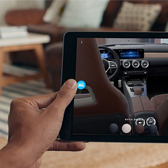 Zwangsläufig informieren sich Auto-Interessenten aktuell stärker online.(Bild:  Daimler)