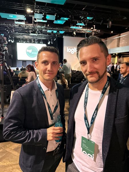 Claus Heckner und Marco Klimainsky (r., Bechtle) sind von der neuen Logitech-Tastatur sehr angetan. Sie funktioniert ohne Batterien und Kabel. Na, neugierig geworden? (Bild: Vogel IT-Medien )
