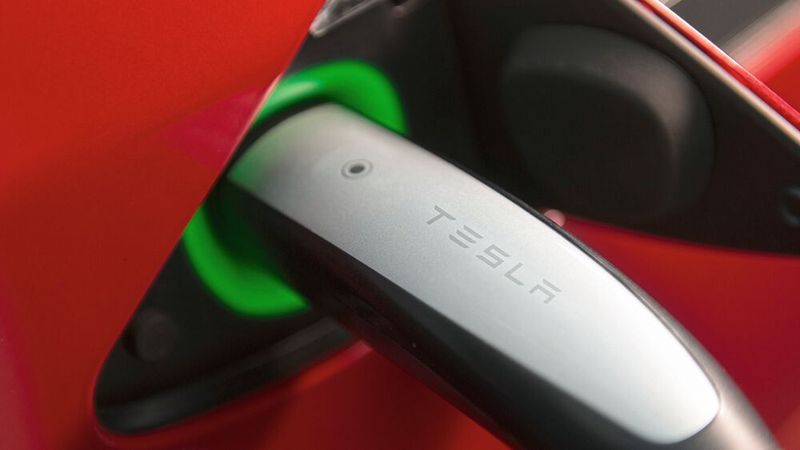 An zahlreichen Supercharger-Stationen bietet Tesla freies W-Lan an. Gefäschte Netzwerke bieten ein Einfallstor, die Zugangsdaten abzufischen.(Bild:  Tesla Motors)