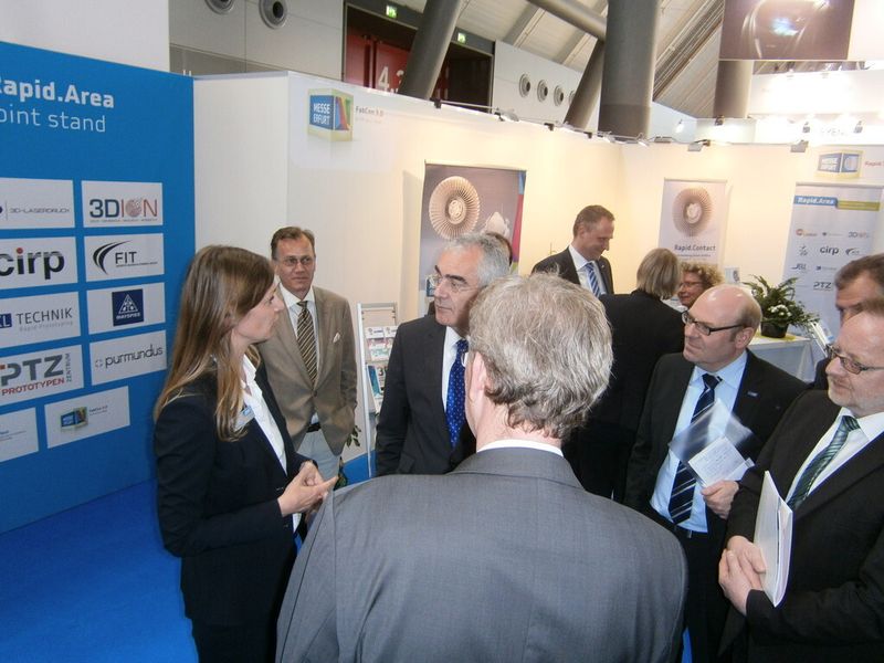 Die Messemacher und der Ministerialdirektor besuchen die Rapid.Area auf der ersten Moulding Expo. (Bild: Königsreuther)