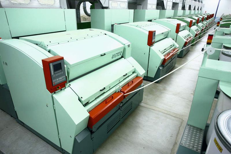 Kurzstapelgarnmaschinen wie die Hochleistungskarde C 60  ... werden in Spinnereien eingesetzt. Rieter bietet seinen Kunden Unterstützung auch in der Planungsphase des Investitionsprozesses – mit kundenorientierten Servicesystemen, maßgeschneidert auf die Anforderungen des Spinners. (Archiv: Vogel Business Media)