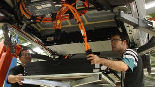 Einbau eines Lithium-Ionen-Akkus im Mercedes-Benz-Werk Rastatt (Daimler AG)