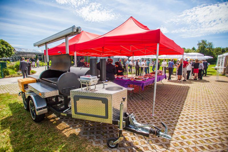 Bei einem Barbecue konnten die Gäste in lockerer Runde den Tag ausklingen lassen, neue Kontakte knüpfen und interessante Gespräche führen. (BCT Technology)