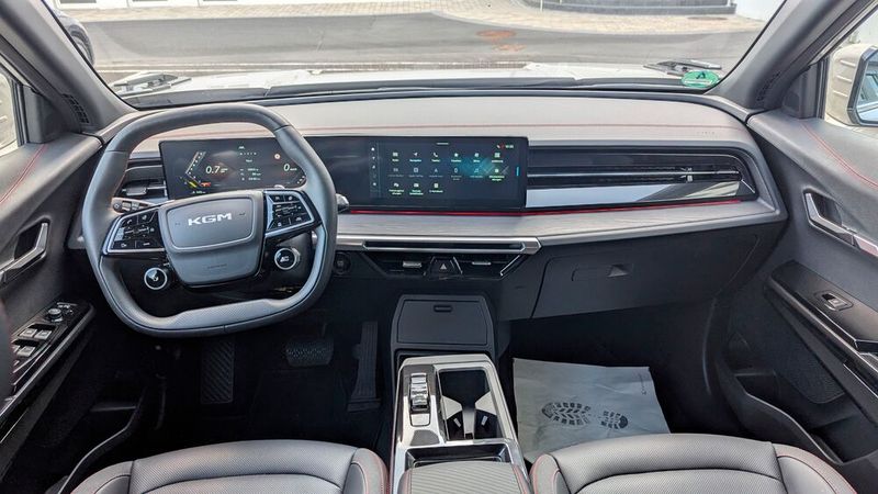 Das Cockpit ist übersichtlich und hochwertig gestaltet. Allerdings müssen die meisten Funktionen über den Berührbildschirm gesteuert werden, und der blieb bei uns auch einmal schwarz. (Bild: Rosenow – VCG)