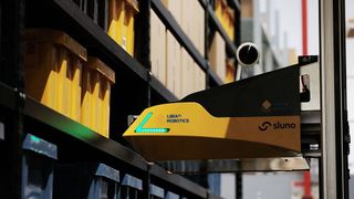 Die Roboter sollen künftig  auch in bestehenden Lagern ohne größere Umbauten eingesetzt werden können. (Bild: Martin Pinkas)