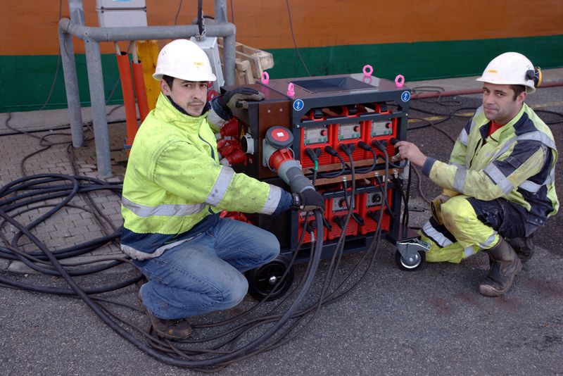 Sehr zufrieden sind die Spezialisten von Seatight (links Geschäftsführer Angelo Pennacchia) mit dem Rack und der gesteigerten Verfügbarkeit der Schweißsysteme. (Bild: Fronius)