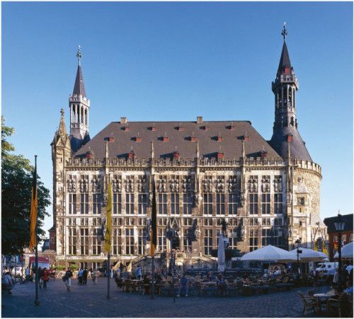 Die Motivation der Stadt Aachen hinsichtlich Digitalisierung und Smart City konzentriert sich vorrangig auf zwei übergeordnete Handlungsfelder: Im Bereich eGovernment werden die Verbesserung von Dienstleistungen der städtischen Verwaltung und die Beschleunigung von Prozessen angestrebt. Dabei stehen die lokalen Unternehmen und vor allem die Bürger der Stadt sowie deren Erwartungen im Mittelpunkt. Darüber hinaus soll die Zukunftsfähigkeit der Verwaltung gestärkt werden, indem durch die Schaffung einer modernen Arbeitsumgebung die
Motivation der Mitarbeiter sichergestellt und die Attraktivität als Arbeitgeber ausgebaut wird. Zweitens verbindet Aachen mit der Entwicklung zur Smart City eine Steigerung der Attraktivität des Standorts.  (Stadt Aachen)
