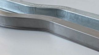 Inkrementell gebogene Profile aus DP800 (oben) und AHSLA. (Bild: Bilstein)