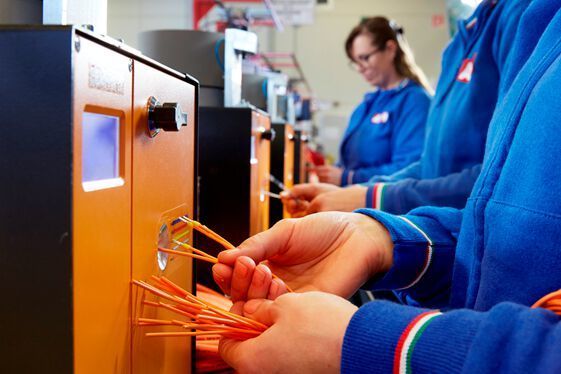 Einfache Handhabung: Die Abisolier- und Crimpautomaten beschleunigen sich häufig wiederholende Arbeitsabläufe. (AEPI / Weidmüller Interface Führungsgesellschaft mbH)