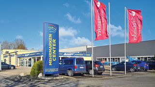 Über Konzeptanbieter können Autohäuser Neu- und Gebrauchtwagen diverser Marken anbieten. Im Bild der ELN-Partner Bobinger, der seit über zehn Jahren als Mermarkencenter auftritt. (Bild: S&S Internet Systeme GmbH)