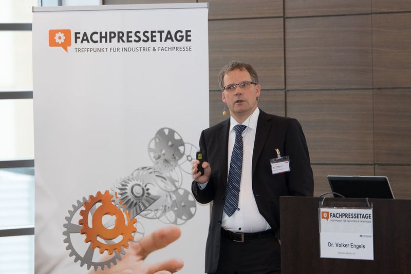 Dr. Volker Engels, Business Unit Manager Advanced Sensors bei Baumer erklärt auf den Fachpressetagen Stutensee die Einsatzmöglichkeiten der Sensoren. (rbstutensee)