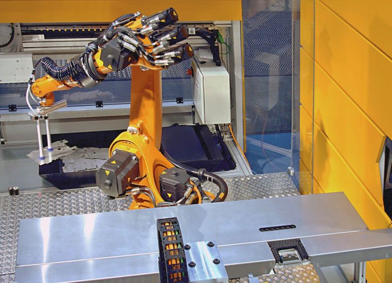 Bild 2: Der Manipulator führt das Blech automatisch von Biegestation zu Biegestation.  (Bild: RAS)