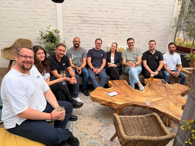 Das Littlebit- und Corsair-Team nimmt Jerome Randy Charette-Jaekel (4. v. l., NetFactory) in ihrem Inner Circle auf. (Bild: Vogel IT-Medien)