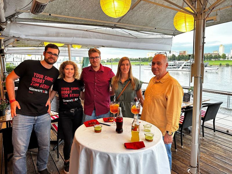 Markus Plückbaum (r., S&K) mit seinem Marketing Team. (Bild: Vogel IT-Medien)