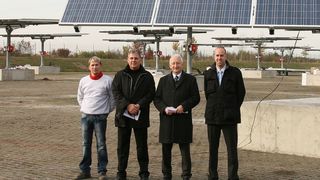 (v.l.) Denny Straube, Geschäftsführer GigaSol, Franz Schwitzgebel, Projektleiter, Peter Rohrbach, Bürgermeister Stadt Weiterstadt, Alexander Lenfers, Projektleiter Kemper (Archiv: Vogel Business Media)