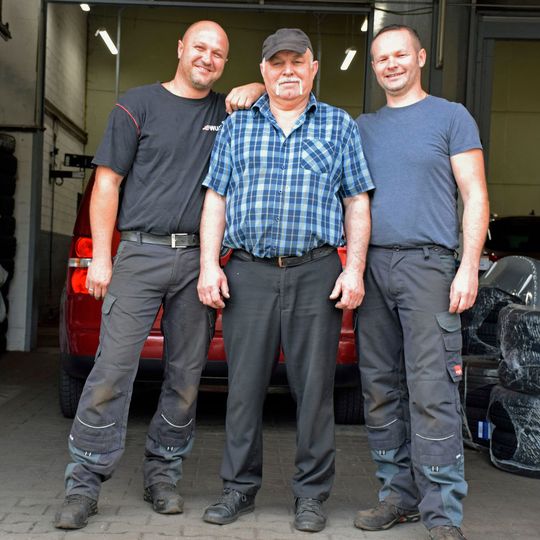 Die Drei vom Autohaus Reis: (v.li.) Andreas, David und Peter Reis(Bild:  Rubbel/»kfz-betrieb«)