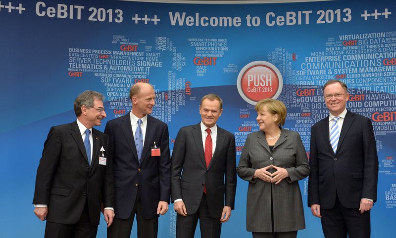 Geballte Zuversicht für die IT-Branche: BITKOM-Präsident Prof. Dieter Kempf, der CEO von EADS Dr. Thomas Enders, Polens Ministerpräsident Donald Tusk, Bundeskanzlerin Dr. Angela Merkel und Niedersachsens Ministerpräsident Stephan Weil. (Bild: Deutsche Messe)