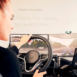 Das Auto wird aus der Telefahrstation von Vay ferngesteuert.(Bild:  Autoren-Union Mobilität/Vay)