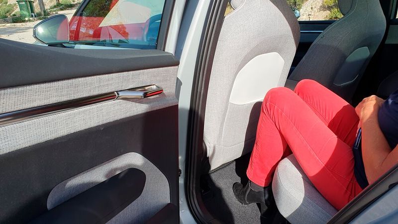 Sofern die Insassen auf den Vordersitzen nicht zu groß gewachsen sind, hat man auf den Rücksitzen zwar genügend Beinfreiheit, dafür ist die Sitzfläche sehr schmal.  (Bild: Mauritz – VCG)