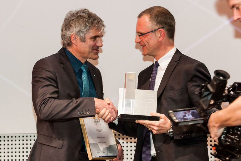 Category Automation – Frank Jablonski, chief editor MM MaschinenMarkt, congratulates the winner Pepperl+Fuchs. (Stefan Bausewein)