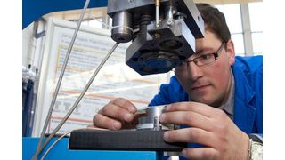 Für viele Werkstoffe geeignet: Mit dem neu entwickelten Fügeverfahren "Flach-Clinchen" kann  Kunststoff mit Aluminium verbunden werden.  (Bild: TU Chemnitz/Christian Schenk)