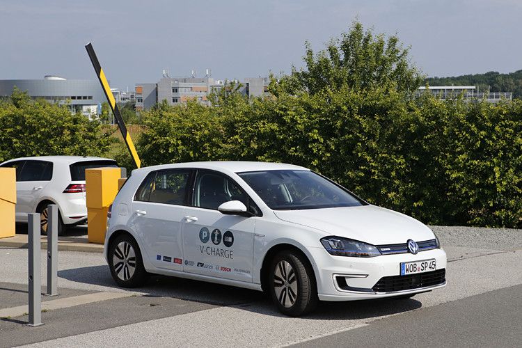 Einfahrt ohne Fahrer auf den Parkplatz. (Foto: VW)
