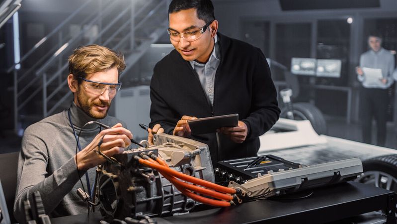 E-Achsen sind eine Kombination aus Elektromotor, Reduktionsgetriebe und Achsantrieb. E-Achsen sind eine Kombination aus Elektromotor, Reduktionsgetriebe und Achsantrieb.