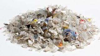 PET-reiche Fraktionen des dualen Systems, die heute im Wesentlichen nicht werkstofflich verwertet werden können, sollen durch Trenn- und Reinigungsverfahren zu qualitativ hochwertigen PET-Stoffströmen werden. (Fraunhofer LBF/Raapke)