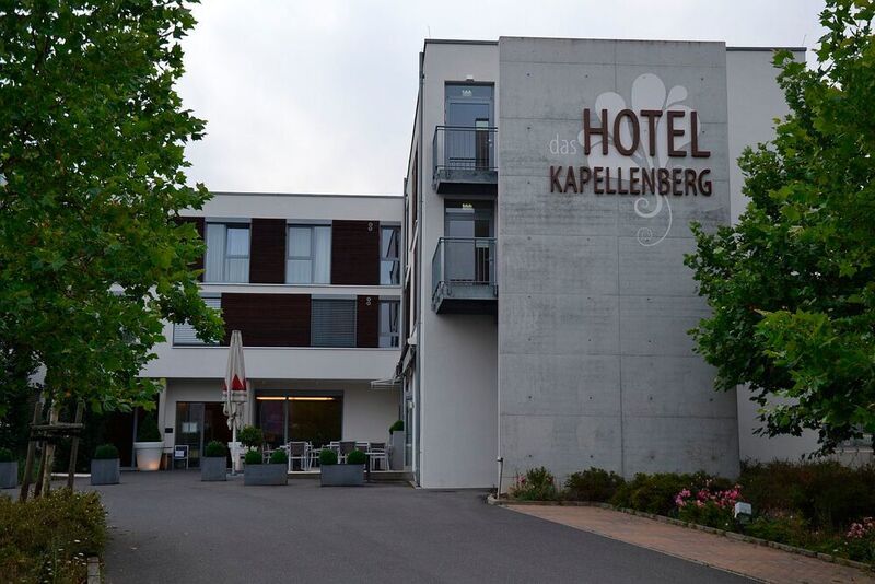 Treffpunkt war das Hotel Kapellenberg in der wunderschönen Weinstadt Eibelstadt am Main. (Dotzler, Dominsky, Lacher, Maderner, Michel, Rosenow, Schweitzer/»kfz-betrieb“)