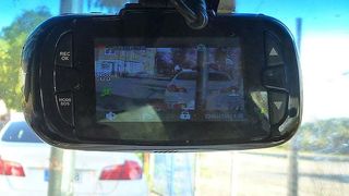 Dashcams: Die Mitführung ist erlaubt, die Veröffentlichung des Bildmaterials nicht. (Foto: Wikimedia Commons/Fernost)