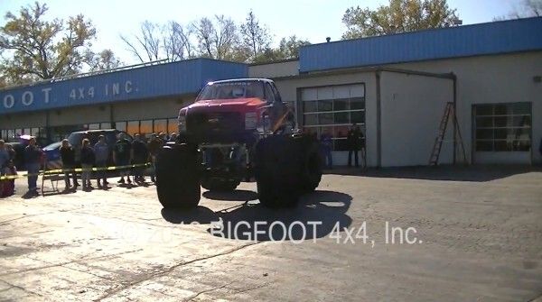 Der Bigfoot 20: der weltweit erste Monstertruck mit Elektroantrieb macht mit über 260 kW und 1100 Nm Autos umweltschonend platt (Bild: Bigfoot 4x4 Inc.)