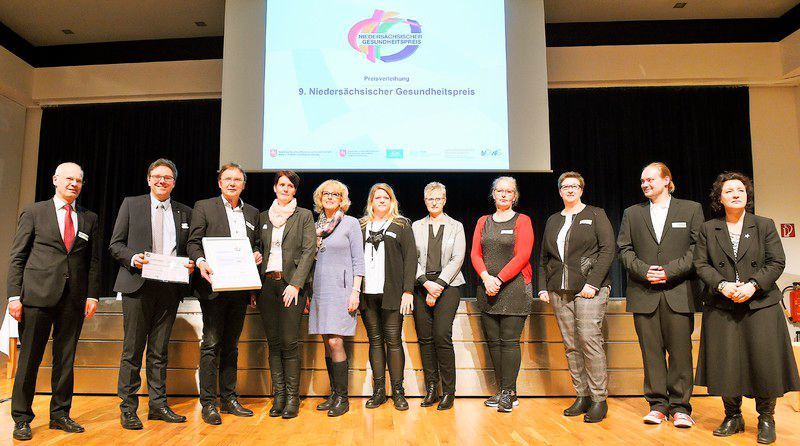 Gewinner der Preiskategorie 2:  Caritas Emsland-Mitte Pflege GmbH mit Living-Lab Wohnen und Pflege in der Science Business GmbH mit Laudator Dr. Jörg Berling, stv. Vorsitzender der Kassenärztlichen Vereinigung (Niedersächsisches Ministerium für Soziales, Gesundheit und Gleichstellung, Holger Hollemann)