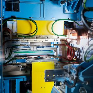 Die Buckelpresse der Nimak-Portalanlage bei Stihl erreicht eine extrem hohe Elektrodenkraft und ist mit einem hydraulischen Antrieb ausgestattet. Dieser ist regelbar und ermöglicht so die Einstellung von Kraftprofilen.(Bild:  Nimak)