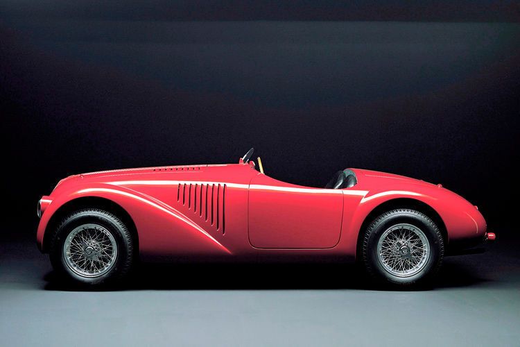 Zwei Monate später, am 11. Mai 1947, folgt das Renndebüt auf der Strecke in Piacenza. Hinter dem Steuer: Franco Cortese. Der Wagen scheidet wegen Problemen mit der Kraftstpffpumpe aus – gewinnt aber neun Tage später den Großen Preis von Rom. (Ferrari)