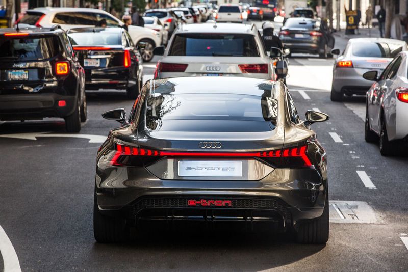 Mitten im Gewühl: Das Audi E-Tron GT Concept auf einer Spritztour durch die Straßen von Los Angeles.  (Bild: Audi)
