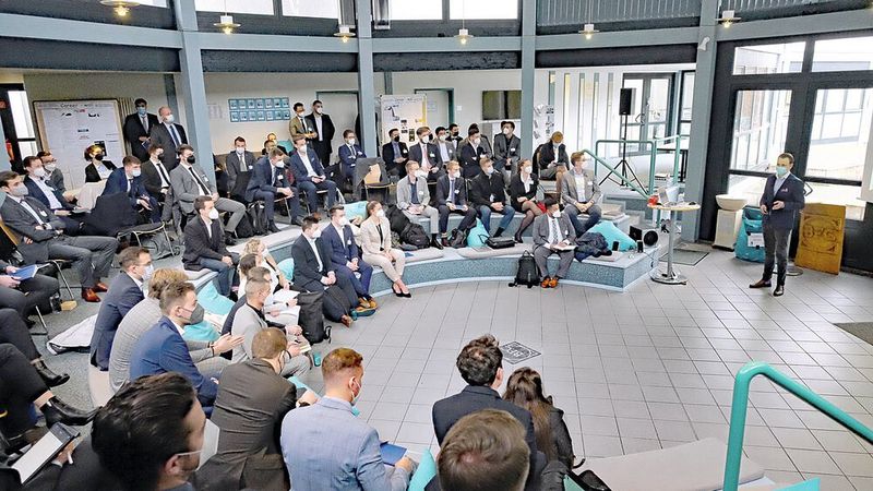 Die jeweiligen Vertreter priesen den Studenten die Vorzüge ihres Unternehmens als Arbeitgeber an.  (Zietz/»kfz-betrieb«)