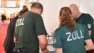 Mercedes geht mit Hilfe des Zolls und anderer zuständiger Behörden gegen Hersteller gefälschter Teile vor. (Bild: Seyerlein - VCG)