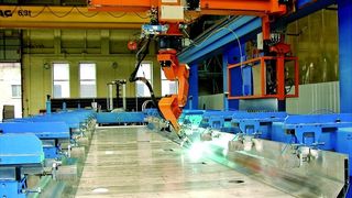 Bild 1: Auf der 60 m langen Roboteranlage werden Aluminium-Baugruppen geschweißt. Mit sechs internen und zwei externen Achsen erreicht der Roboter jede Schweißstelle. (Archiv: Vogel Business Media)