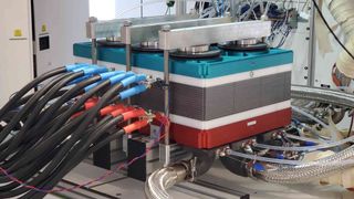 Ein Konzept zur Herstellung der weltweit größten PEM-Brennstoffzellenstacks hat das ZSW entwickelt.  (Bild: ZSW, Elvira Eberhardt)