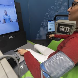 Forschende am Fraunhofer IPA untersuchen, wie Routinearbeiten im Klinikalltag digitalisiert und automatisiert werden können. In Kooperation mit dem Universitätsklinikum Mannheim und der medizinischen Fakultät realisieren sie jetzt ein erstes System für die Anamnese und Vitaldatenerfassung, ... (Messe Düsseldorf, Constanze Tillmann)