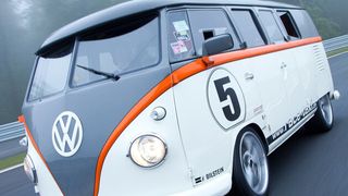 Porsche-Motor und Porsche-Getriebe: Dieser Bulli muss sich vor aufgemotzten Boliden nicht verstecken. (Foto: VW)