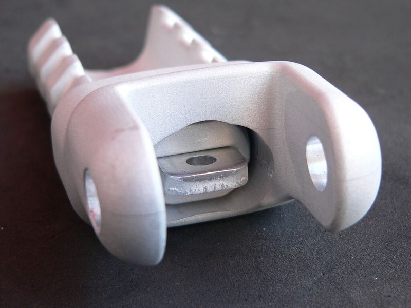 Die Halterung der Zugfeder des Gelenkarms ist raffiniert verdeckt integriert. (Proto Labs)