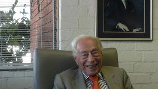 Eric Lidow vor dem Bildnis seines Vaters Leon, mit dem er 1947 International Rectifier gründete (Bild: Gerd Kucera)