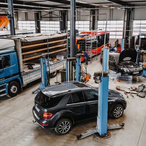 Die Werkstatt ist riesig, weil hier in erster Linie Nutzfahrzeuge repariert werden. Aber auch für den Pkw-Service sind die Werkstatt und das Team gerüstet.(Bild:  Kfz-Werkstätte Michels)