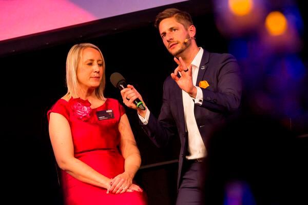 Scheinbar mühelos las Mentalist Ilgen die Gedanken von Verkaufsleiterin Franziska Harfy. (Fotograf/Copyright:Fotograf/Copyright: Stefan Bausewein/Vogel Business Media)