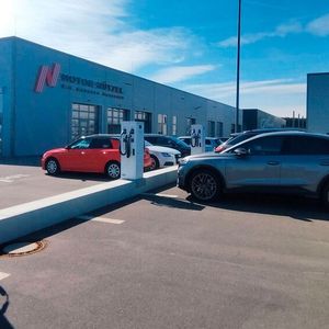 Die Elektromobilität wird gefördert. Unter anderem betreibt die Gruppe rund 150 öffentliche und interne Ladesäulen.(Bild:  Motor Nützel)