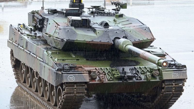 Der Kampfpanzer Leopard 2: das vielleicht bekannteste Waffensystem des Heeres. 1.500 PS beschleunigen den 60-Tonnen-Koloss auf knapp 70 km/h.(Bild:  GNU Free Documentation License)