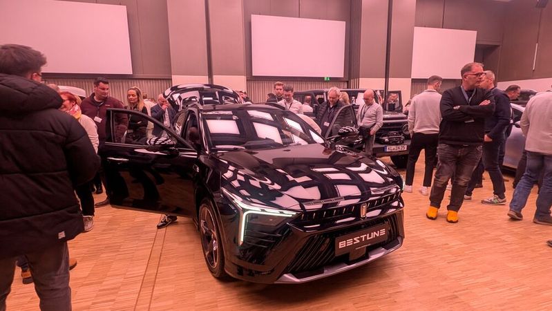 Auf der Händlertagung lüftete Indimo die drei Modelle der jüngsten China-Marke Bestune.(Bild:  Mauritz – VCG)